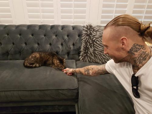 Nicke Borg med katten Rock